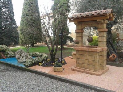 <a href="/prodotti/pozzi-decorativi-da-giardino/pozzo-country/">pozzo da giardino country</a> col. old stone, cod. 06PCOS, località: Castiglione Olona (Varese) pozzo da giardino country col. old stone, cod. 06PCOS, località: Castiglione Olona (Varese)
