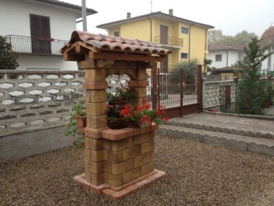 <a href="/prodotti/pozzi-decorativi-da-giardino/pozzo-country/">pozzo da giardino country</a> col. old stone, cod. 06PCOS, località: Cura Carpignano (Pavia) pozzo da giardino country col. old stone, cod. 06PCOS, località: Cura Carpignano (Pavia)