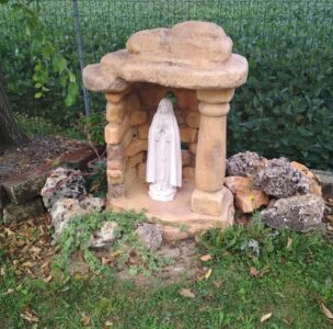 <a href="/prodotti/articoli-sacri-nicchie-madonne/nicchia-per-madonna-a-scaglie/">grotta per Madonna</a> con colonna, in finta roccia, su misura, col. mattone, località: San Donà di Piave (Venezia) grotta per Madonna con colonna, in finta roccia, su misura, col. mattone, località: San Donà di Piave (Venezia)
