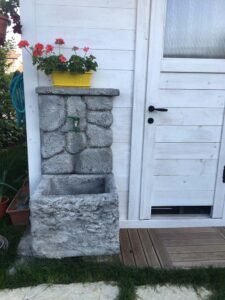 <a href="/categoria-prodotto/fontane-a-muro-e-lavelli/">fontana a muro</a> su misura col. antichizzato, località: Padova fontana a muro su misura col. antichizzato, località: Padova