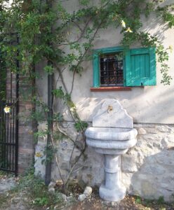 Fontana a muro Venezia con supporto, su misura, colore: antichizzato, località: Castellarano (Reggio Emilia) Fontana a muro Venezia con supporto, su misura, colore: antichizzato, località: Castellarano (Reggio Emilia)