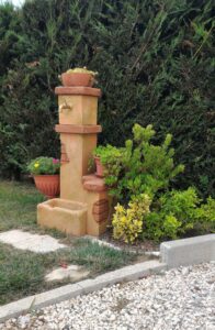 fontana <a href="/prodotti/fontane-da-giardino/fonte-del-casale-easy/">fonte del casale easy</a> con modifiche su misura, col. pietre del borgo fontana fonte del casale easy con modifiche su misura, col. pietre del borgo