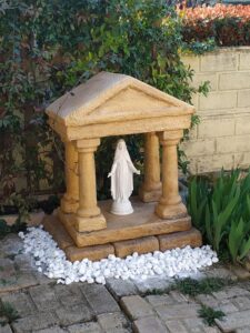 <a href="/prodotti/articoli-sacri-nicchie-madonne/madonna-delle-rose-in-marmoresina/">Madonna delle rose</a>, altezza 40 cm, con nicchia realizzata su richiesta, col. old stone, località: Lendinara (Rovigo) Madonna delle rose, altezza 40 cm, con nicchia realizzata su richiesta, col. old stone, località: Lendinara (Rovigo)