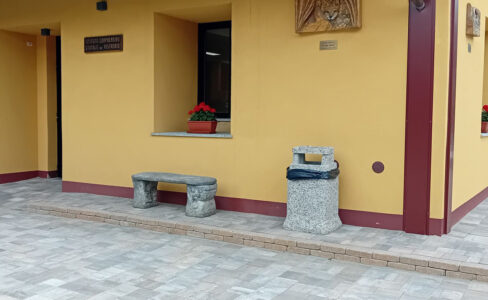 <a href="/prodotti/tavoli-e-panchine-per-giardino/panchina-roccia/">panchina roccia</a> col. antichizzato, cod. 04PRAT e cestino portarifiuti ghiaia di fiume, cod. 00CPSF, località: Vistrorio (Torino) panchina roccia col. antichizzato, cod. 04PRAT e cestino portarifiuti ghiaia di fiume, cod. 00CPSF, località: Vistrorio (Torino)