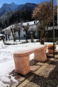 <a href="/prodotti/tavoli-e-panchine-per-giardino/panchina-roccia/">panchina roccia</a> col. rosa antico, cod. 04PRRA, località: Campolongo di Cadore (Belluno) panchina roccia col. rosa antico, cod. 04PRRA, località: Campolongo di Cadore (Belluno)