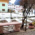 panchina roccia col. rosa antico, con vasi primula 40 (fuori produzione), cod. 04PRRA, località: Campolongo di Cadore (Belluno)