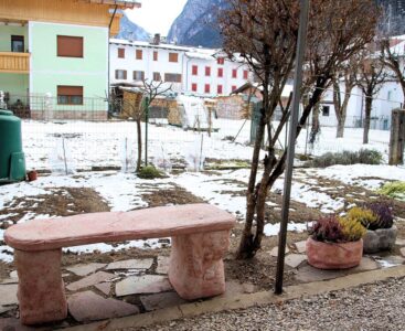 <a href="/prodotti/tavoli-e-panchine-per-giardino/panchina-roccia/">panchina roccia</a> col. rosa antico, con vasi primula 40 (fuori produzione), cod. 04PRRA, località: Campolongo di Cadore (Belluno) panchina roccia col. rosa antico, con vasi primula 40 (fuori produzione), cod. 04PRRA, località: Campolongo di Cadore (Belluno)