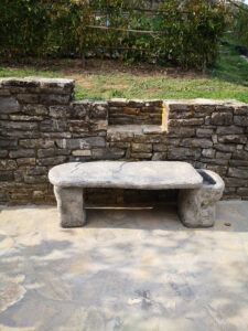 <a href="/prodotti/tavoli-e-panchine-per-giardino/panchina-roccia/">panchina roccia</a> col. antichizzato, cod. 04PRAT, località: Cellana (Grosseto) panchina roccia col. antichizzato, cod. 04PRAT, località: Cellana (Grosseto)
