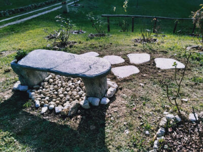 <a href="/prodotti/tavoli-e-panchine-per-giardino/panchina-roccia/">panchina roccia</a> col. antichizzato e <a href="/prodotti/cordoli-bordure-piastre/piastre-pedonali/">piastre pedonali</a> col. bianco, località: Cantalice (Rieti) panchina roccia col. antichizzato e piastre pedonali col. bianco, località: Cantalice (Rieti)