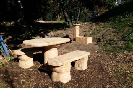 <a href="/prodotti/tavoli-e-panchine-per-giardino/salotto-roccia-grande/">salotto roccia grande</a> e fontana Pusteria (fuori produzione), col. pietre del borgo, cod. 04SRGP, località: San Daniele del Friuli (Udine) salotto roccia grande e fontana Pusteria (fuori produzione), col. pietre del borgo, cod. 04SRGP, località: San Daniele del Friuli (Udine)