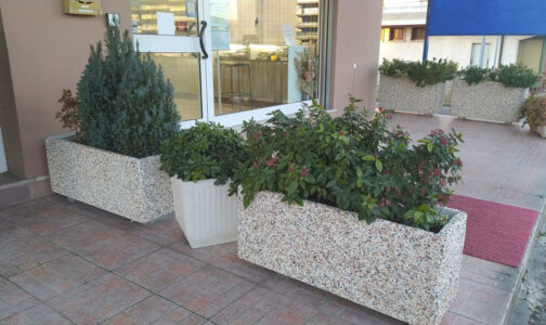 <a href="/prodotti/vasi-fioriere/fioriera-rettangolare-100x35/">fioriera rettangolare 100x35</a> ghiaia colorata, cod. 01FR100x35C, località: Sarego (Vicenza) fioriera rettangolare 100x35 ghiaia colorata, cod. 01FR100x35C, località: Sarego (Vicenza)