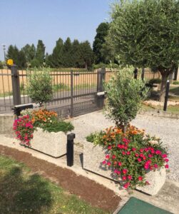 <a href="/prodotti/vasi-fioriere/fioriera-rettangolare-100x35/">fioriera rettangolare 100x35</a> ghiaia di fiume, cod. 01FR100x35F, località: Adro (Brescia) fioriera rettangolare 100x35 ghiaia di fiume, cod. 01FR100x35F, località: Adro (Brescia)