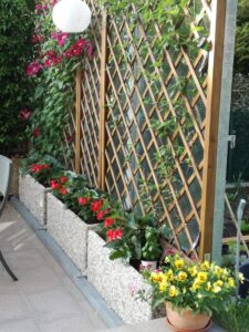 <a href="/prodotti/vasi-fioriere/fioriera-rettangolare-100x35/">fioriera rettangolare 100x35</a> ghiaia di fiume, cod. 01FR100x35F, località: Vallelaghi (Trento) fioriera rettangolare 100x35 ghiaia di fiume, cod. 01FR100x35F, località: Vallelaghi (Trento)