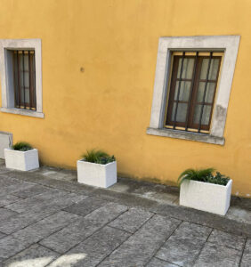 <a href="/prodotti/vasi-fioriere/fioriera-rettangolare-60x35/">fioriera rettangolare 60x35</a> col. avorio, cod. 01FR60x35A, località: Badia al Pino civitella In Val Di Chiana (Arezzo) fioriera rettangolare 60x35 col. avorio, cod. 01FR60x35A, località: Badia al Pino civitella In Val Di Chiana (Arezzo)