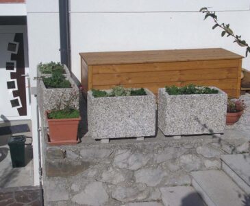 <a href="/prodotti/vasi-fioriere/fioriera-rettangolare-60x35/">fioriera rettangolare 60x35</a> ghiaia di fiume, cod. 01FR60x35F, località: Muggia (Trieste) fioriera rettangolare 60x35 ghiaia di fiume, cod. 01FR60x35F, località: Muggia (Trieste)