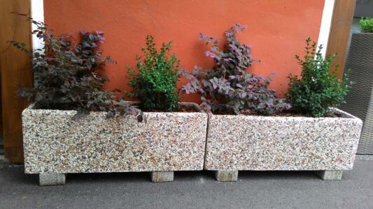 <a href="/prodotti/vasi-fioriere/fioriera-rettangolare-80x25/">fioriera rettangolare 80x25</a> ghiaia colorata, cod. 01FR80C, località: Ferrara fioriera rettangolare 80x25 ghiaia colorata, cod. 01FR80C, località: Ferrara