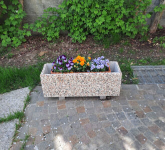 <a href="/prodotti/vasi-fioriere/fioriera-rettangolare-80x25/">fioriera rettangolare 80x25</a> ghiaia colorata, cod. 01FR80C, località: Ville d'anaunia (Trento) fioriera rettangolare 80x25 ghiaia colorata, cod. 01FR80C, località: Ville d'anaunia (Trento)