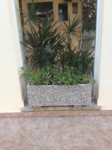 <a href="/prodotti/vasi-fioriere/fioriera-rettangolare-80x25/">fioriera rettangolare 80x25</a> ghiaia di fiume, cod. 01FR80F, località: Arzachena (Olbia Tempio) fioriera rettangolare 80x25 ghiaia di fiume, cod. 01FR80F, località: Arzachena (Olbia Tempio)