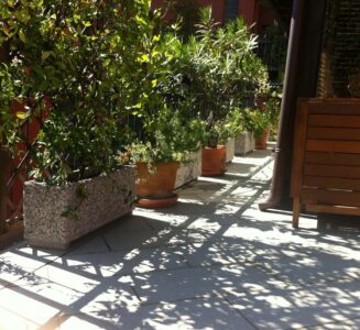 <a href="/prodotti/vasi-fioriere/fioriera-rettangolare-80x25/">fioriera rettangolare 80x25</a> ghiaia di fiume, cod. 01FR80F, località: Milano fioriera rettangolare 80x25 ghiaia di fiume, cod. 01FR80F, località: Milano
