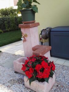 <a href="/prodotti/vasi-fioriere/vaso-antico/">vaso antico</a> e fontana <a href="/prodotti/fontane-da-giardino/fonte-del-casale-easy/">fonte del casale easy</a>, col. rosa antico, località: San Pietro di Lavagno (Verona) vaso antico e fontana fonte del casale easy, col. rosa antico, località: San Pietro di Lavagno (Verona)