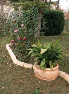 <a href="/prodotti/vasi-fioriere/vaso-azalea/">vaso azalea</a> col. mattone e <a href="/prodotti/cordoli-bordure-piastre/bordura-per-aiuole/">bordura per aiuole</a>, località: Villanova del Ghebbo (Rovigo) vaso azalea col. mattone e bordura per aiuole, località: Villanova del Ghebbo (Rovigo)