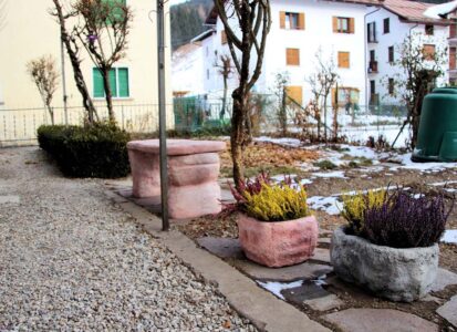 vaso primula 40 cm (fuori produzione) col. antichizzato e rosa antico con <a href="/prodotti/tavoli-e-panchine-per-giardino/panchina-roccia/">panchina roccia</a>, località: Campolongo di Cadore (Belluno) vaso primula 40 cm (fuori produzione) col. antichizzato e rosa antico con panchina roccia, località: Campolongo di Cadore (Belluno)