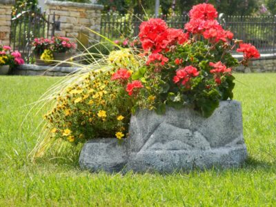 <a href="/prodotti/vasi-fioriere/vaso-roccioso-3-spazi/">vaso roccioso 3 spazi</a> col. antichizzato, cod. 02VR3AT, località: Feltre (Belluno) vaso roccioso 3 spazi col. antichizzato, cod. 02VR3AT, località: Feltre (Belluno)