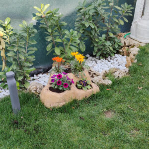 <a href="/prodotti/vasi-fioriere/vaso-roccioso-3-spazi/">vaso roccioso 3 spazi</a> col. old stone, cod. 02VR3OS, località: Buttapietra (VR) vaso roccioso 3 spazi col. old stone, cod. 02VR3OS, località: Buttapietra (VR)