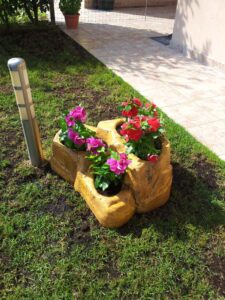 <a href="/prodotti/vasi-fioriere/vaso-roccioso-3-spazi/">vaso roccioso 3 spazi</a> col. old stone, cod. 02VR3OS, provincia di Verona vaso roccioso 3 spazi col. old stone, cod. 02VR3OS, provincia di Verona