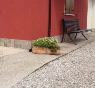 <a href="/prodotti/vasi-fioriere/vaso-roccioso-3-spazi/">vaso roccioso 3 spazi</a> col. pietre del borgo, cod. 02VR3P, località: Fratta Polesine (Rovigo) vaso roccioso 3 spazi col. pietre del borgo, cod. 02VR3P, località: Fratta Polesine (Rovigo)