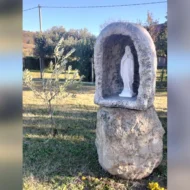 grotta per Madonna in finta roccia e statua Madonna di Lourdes h40, col. antichizzato, località: Lozzo Atestino (Padova)