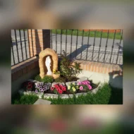 grotta in finta roccia con vasetto, statua della Madonna con Gesù bambino e bordo dritto 25, località: Bornio (Rovigo)