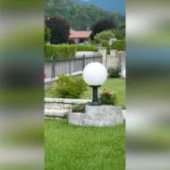 lampione da giardino con base grande in finta roccia col. antichizzato, cod. 11PLGATL, località: Feltre (Belluno)