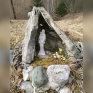 statua della Madonna con Gesù bambino in marmoresina, di altezza 26 cm, cod. 25MGB25MR, località: Chies d'Alpago (Belluno)