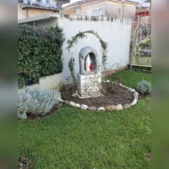 Madonna delle rose, altezza 40 cm, con nicchia col. antichizzato, località: Rovereto (Trento)