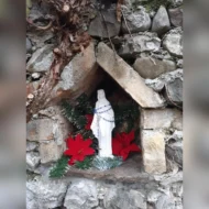 Madonna delle rose, altezza 25 cm, cod. 25MDR25MR località: Jalmicco di Palmanova (Udine)