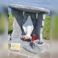 nicchia a scaglie per Madonna, col. antichizzato. Posizionata in Località Turriò di Calendasco (PC) per commemorare la tragedia dei 4 ragazzi annegati in Trebbia: Elisa, Costantino, William e Domenico.