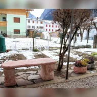panchina roccia col. rosa antico, con vasi primula 40 (fuori produzione), cod. 04PRRA, località: Campolongo di Cadore (Belluno)