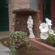 statua della Madonna con Gesù bambino in marmoresina, di altezza 43 cm, cod. 25MGB40MR, provincia di Como